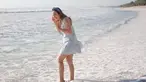 Mulai dari pantai di NTT sampai Lombok sudah dikunjungi artis dengan nama lengkap Pamela Indah Bowie ini. Kenakan simpel dress berwarna biru muda saat main air di pantai, Pamela Bowie tampil simpel namun tetap terlihat stylish. (Liputan6.com/IG/@pammybowie)