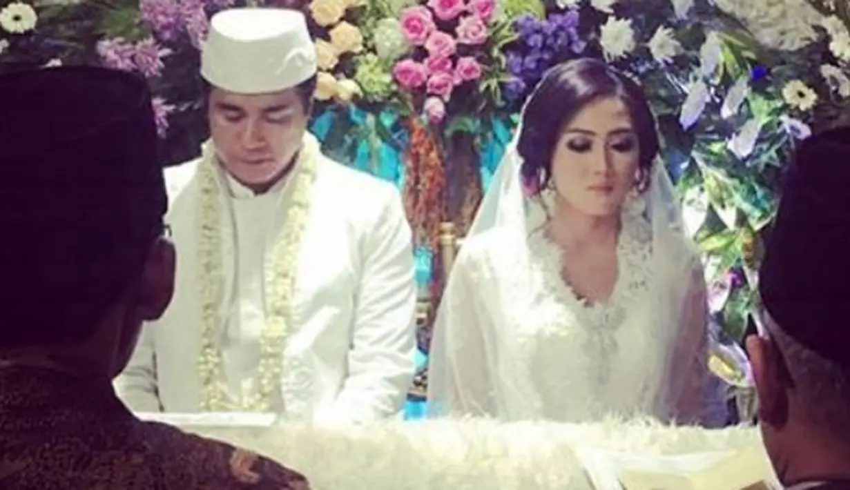 Pemeran Adjie Pangestu resmi melepas masa dudanya. Adjie menikahi mojang Bandung, Novita Petria pada Minggu (14/5). Pernikahan berlangsung sederhana di gelar di Rancaekek, Kabupaten Bandung. (Instagram/anissahapsari529ars)