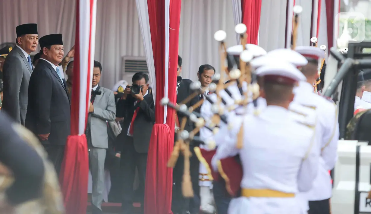 Secara resmi, Presiden Republik Indonesia Prabowo Subianto menyerahkan jabatan Menteri Pertahanan kepada Sjafrie Sjamsoeddin. (Liputan6.com/Herman Zakharia)