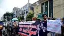 Massa membawa atribut poster yang bertuliskan tentang penolakan swastanisasi air Jakarta saat aksi unjuk rasa di depan Pengadilan Negeri, Jakarta Pusat, Selasa (13/1/2015). (Liputan6.com/Faizal Fanani)