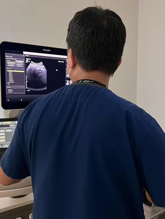 Sampai kemudian putrinya meminta ke dokter untuk memeriksa sakit di perutnya.  Dan ternyata dari hasil pemeriksaan Kala menderita usus buntu dan harus segera di operasi. [Instagram/zaskiadyamecca]