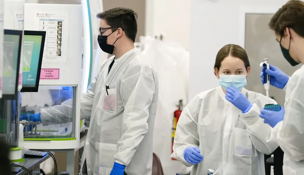 Ilmuwan laboratorium medis mengawasi tes PCR COVID-19 di Sonora Quest Laboratory, Phoenix, Selasa (11/1/2022). Sebagai lab pengujian diagnostik terbesar di Arizona, Sonora Quest menjalani hampir 30.000 tes PCR COVID-19 pada 4 Januari, terbanyak sejak pandemi dimulai. (AP Photo/Ross D. Franklin)