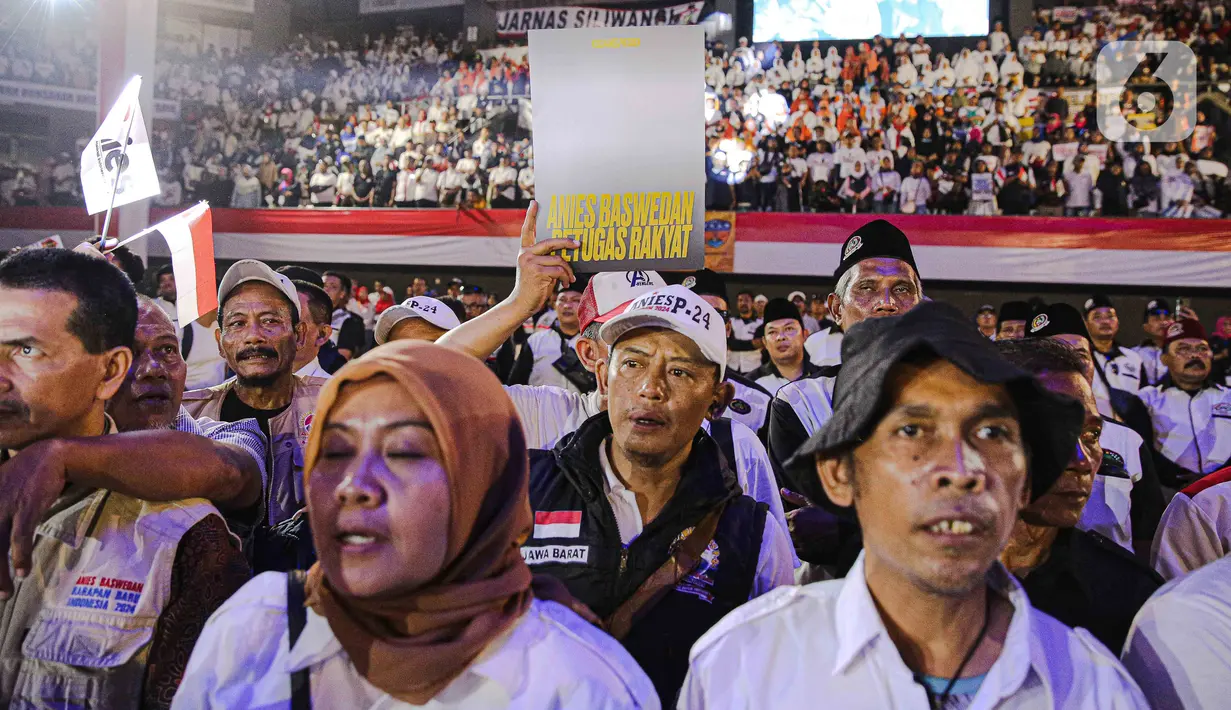 Mereka juga terdengar bernyanyi-nyanyi sambil mengibarkan bendera kecil merah putih. Banyak terlihat ibu-ibu yang hadir dalam acara ini dengan memakai baju dukungan kepada Anies. (Liputan6.com/Faizal Fanani)