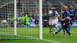 Bek Inter Milan, Danilo D'Ambrosio, berusaha mencetak gol ke gawang Brescia pada laga lanjutan Serie A pekan ke-29 di Giuseppe Meazza, Kamis (2/7/2020) dini hari WIB. Inter Milan menang 6-0 atas Brescia. (AFP/Miguel Medina)