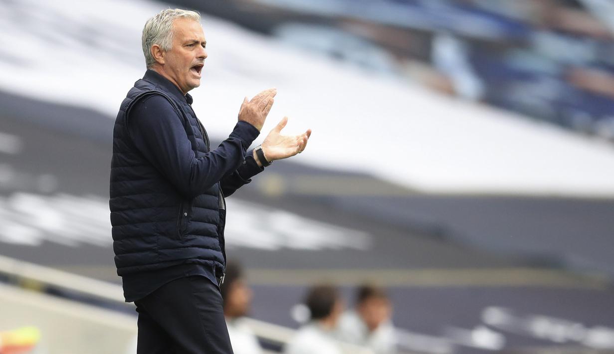 Pelatih Tottenham Hotspur, Jose Mourinho, memberikan arahan kepada anak asuhnya saat melawan Leicester City pada laga Premier League di London, Minggu (19/7/2020). Tottenham Hotspur menang tiga gol tanpa balas. (Adam Davy/Pool Photo via AP)