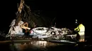 Sebuah mobil tertimpa reruntuhan usai tornado menghantam kawasan tersebut di Canton, Texas, AS, Sabtu (29/4). Satu orang dilaporkan tewas dan puluhan lainnya luka-luka. (Tom Fox / The Dallas Morning News via AP)