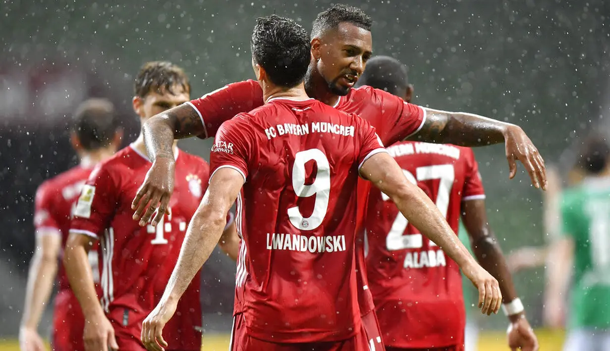 Striker Bayern Munchen, Robert Lewandowski, melakukan selebrasi bersama Jerome Boateng usai membobol gawang Werder Bremen pada laga Bundesliga di Weserstadion, Bremen, Selasa (16/6/2020). Bayern Munchen menang dengan skor 1-0 atas Werder Bremen. (AP/Martin Meissner)