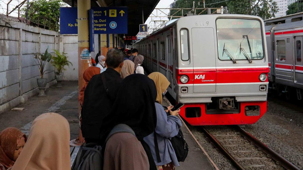 Dikeluhkan Penumpang, KCI Beberkan Sederet Pertimbangan Tutup Stasiun Karet