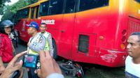 Bus Transjakarta menabrak sepeda motor dan terperosok ke parit di depan Taman Tabebuya, Ciganjur, Jagakarsa, Jakarta Selatan.
