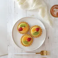 Ilustrasi kue sus  buah./Copyright shutterstock.com/g/Nea%2BHartono