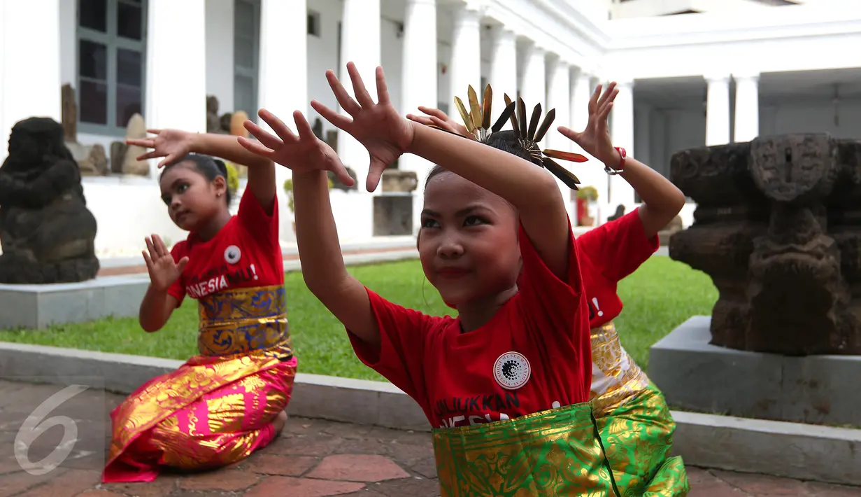 Sejumlah anak berpartisipasi mengikuti flash mob tari tradisional pendet asal Bali di Museum Nasional Indonesia, Jakarta, Sabtu (23/4). Kegiatan ini menyambut peringatan ulang tahun Museum Nasional Indonesia pada 24 April 2016 (Liputan6.com/Angga Yuniar)