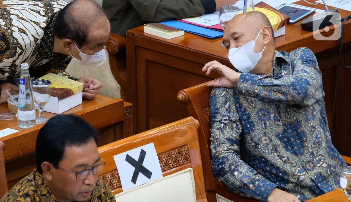 Menteri Koperasi dan UKM Teten Masduki (kanan) didampingi Direktur Hubungan Kelembagaan BNI Sis Apik Wijayanto (kiri bawah) mengikuti rapat kerja dengan Komisi VI DPR di Kompleks Parlemen, Senayan, Jakarta, Kamis (1/4/2021). (Liputan6.com/Angga Yuniar)