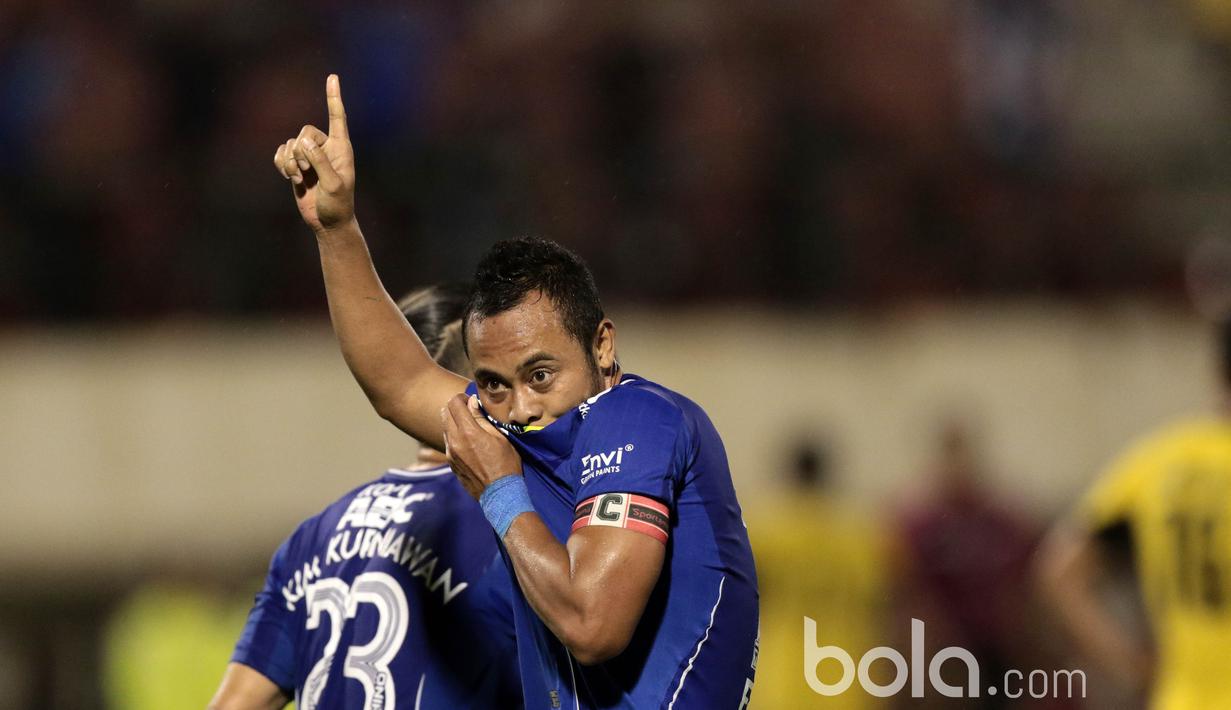 Pemain Persib Bandung, Atep mencetak gol keduanya bagi Maung Bandung saat melawan Mitra Kukar pada babak delapan besar Piala Presiden 2017 di Stadion Manahan, Solo. Jumat (25/2/2017). (Bola.com/Nicklas Hanoatubun)