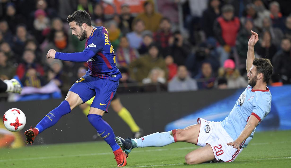 Aksi pemain Barcelona, Jose Arnaiz (kiri) melepaskan tembakan saat diadang bek Celta Vigo, Sergi Gomez pada laga Copa del Rey di Camp Nou stadium, Barcelona, (11/1/2018). Barcelona menang 5-0 atas Celta Vigo. (AFP/ Lluis Gene)