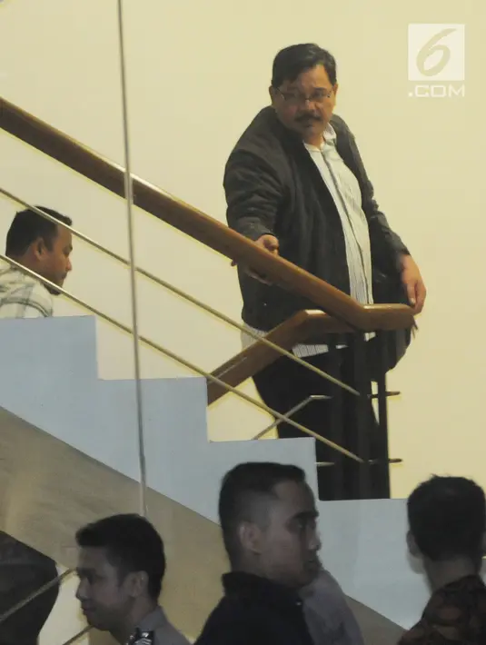Kepala Dinas PUPR Tulungagung, Sutrisno bersiap menjalani pemeriksaan di Gedung KPK, Jakarta, Kamis (7/6). Lima orang yang diamankan oleh KPK dalam OTT di Blitar dan Tulungagung terdiri dari kepala dinas dan swasta. (Liputan6.com/Herman Zakharia)