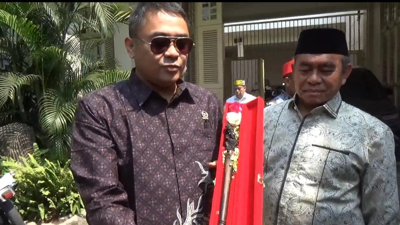 Anggota DPD RI Asal Bali Serahkan Tongkat Pusaka Dewa Ganesha ke Jokowi : ini Estafet untuk Mas Gibran