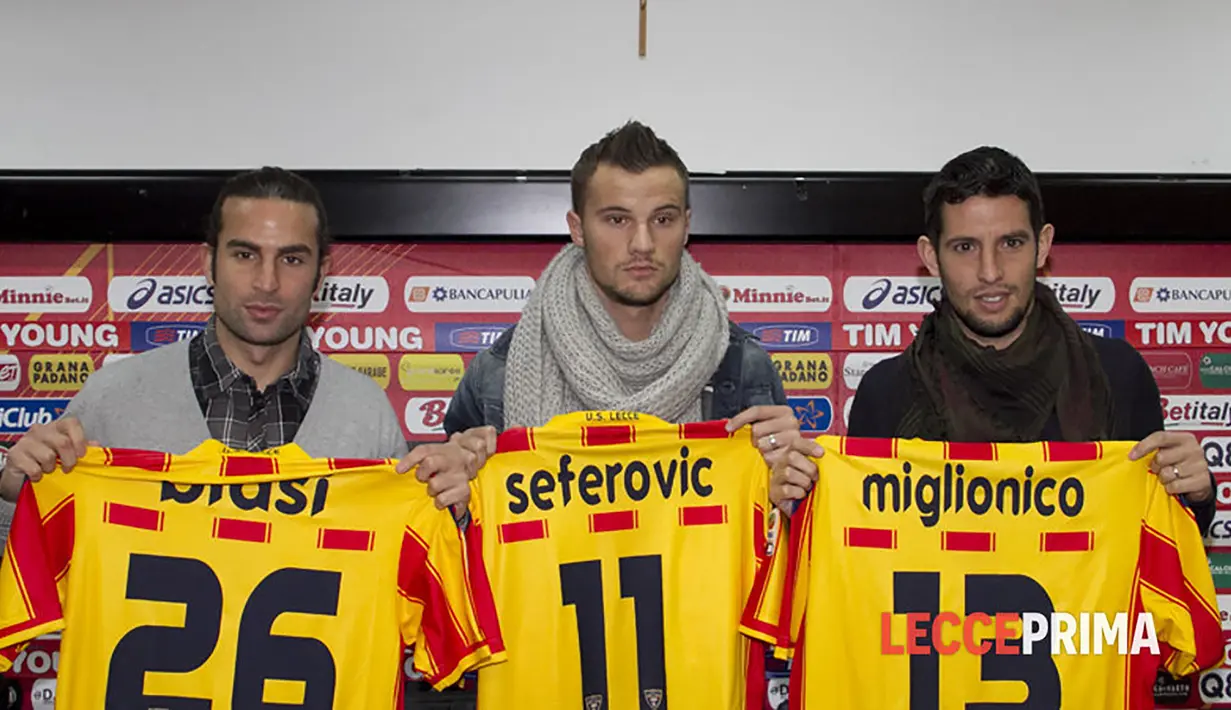 Haris Seferovic (tengah). Striker Swiss berusia 30 tahun yang telah memperkuat Benfica selama 5 musim sejak 2017/2018 ini pernah memperkuat Lecce di Serie A selama setengah musim usai didatangkan dari Fiorentina dengan status pinjaman pada tengah musim 2011/2012. Ia hanya tampil dalam 5 laga di Serie A bersama Lecce. (lecceprima.it)