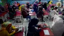 Orang Tua Siswa SDN Serua 3 kelas 2 dan 3 mendengarkan pengarahan guru tentang tata cara belajar mengajar online tahun ajaran baru serta pembagian buku gratis di Bukit, Ciputat, Tangerang Selatan, Banten, Rabu (15/7/2020). (merdeka.com/Dwi Narwoko)