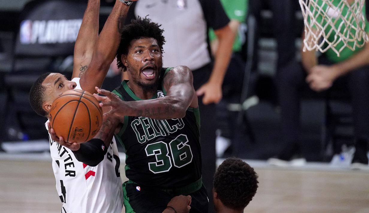 Pebasket Boston Celtics, Marcus Smart, berusaha mencetak poin saat menghadapi Toronto Raptors pada semifinal playoff NBA wilayah timur di AdventHealth Arena, Sabtu (12/9/2020). Boston Celtics menang 92-87 atas Toronto Raptors.  (AP Photo/Mark J. Terrill)