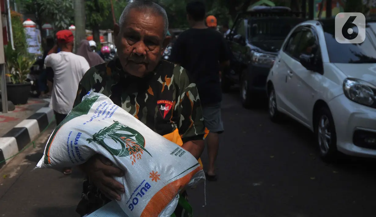 Direktur Utama Perum Bulog, Bayu Krisnamurthi, mengatakan bantuan pangan penting untuk menekan inflasi pangan yang saat ini sudah relatif baik di level 0,25 persen. (merdeka.com/Imam Buhori)