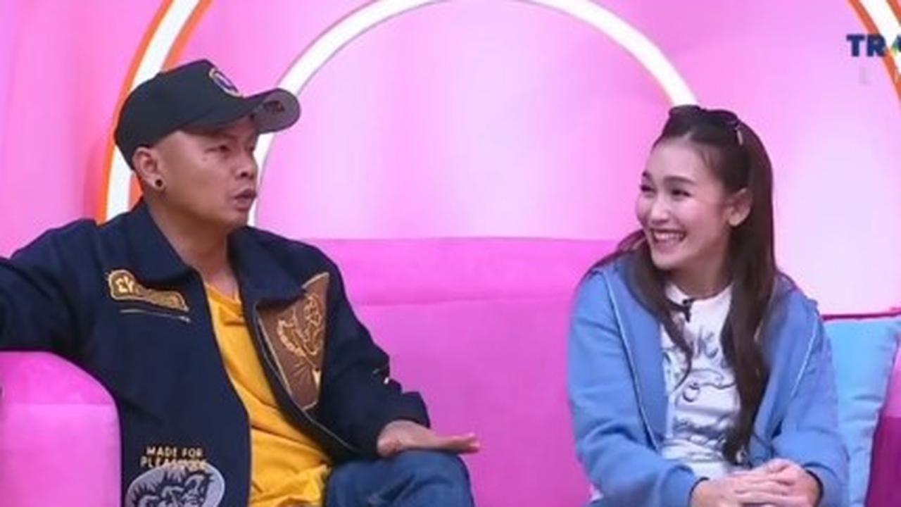 Ikut Tren Korea Kenakan Syal di Kepala, Ayu Ting Ting Kena Protes Anak Kartika Putri: Pakai Kerudungnya yang Bener Dong