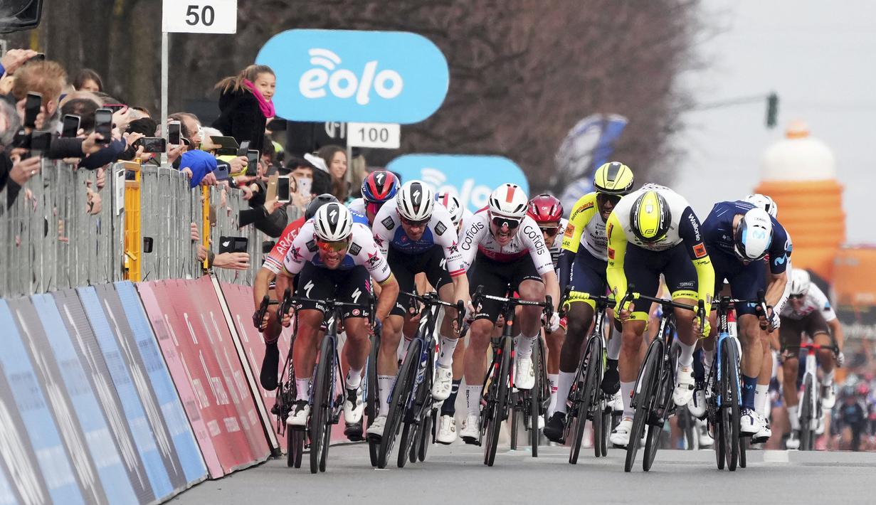 Balap sepeda Torino-Milano menempuh jarak 199 km dari kota Magneta hingga Pivoli. Ajang balap tersebut menjadi edisi yang ke-103 pada tahun ini sejak pertama kali dihelat pada tahun 1876. (La Presse via AP/Gian Mattia D'Alberto)