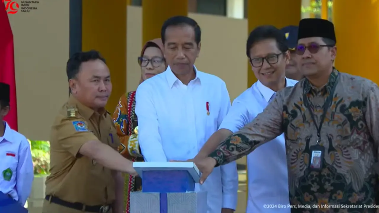 Presiden Joko Widodo atau Jokowi meresmikan pembangunan rehabilitasi dan renovasi sarana prasarana pendidikan di Kalimantan Tengah (Kalteng), Kamis (27/6/2024).