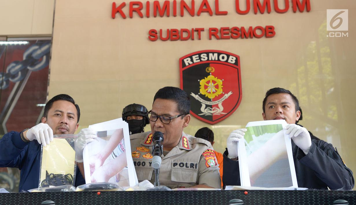 Kabid Humas Polda Metro Jaya Kombes Pol Argo Yuwono (tengah) saat rilis tindak pencurian dengan kekerasan di Jakarta, Sabtu (29/6/2019). Polisi meringkus driver taksi online berinisial AS (31) karena menganiaya dan merampas barang berharga wanita yang menjadi penumpangnya. (merdeka.com/Imam Buhori)