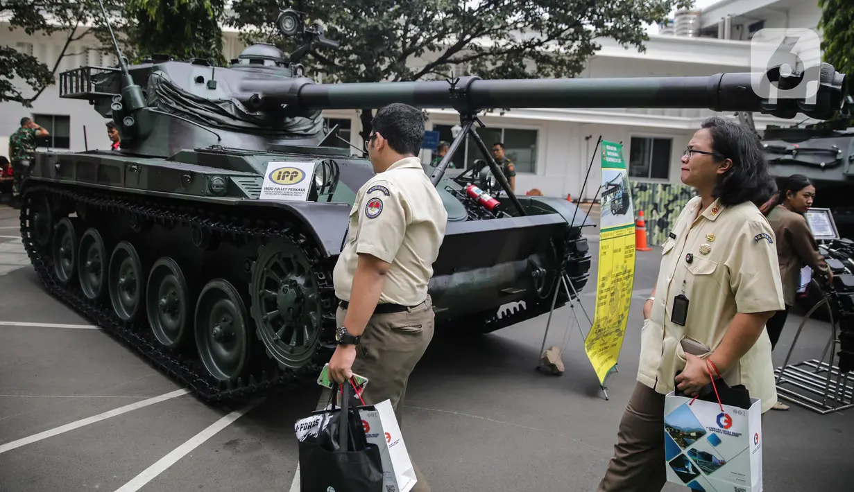 Pengunjung melihat kendaraan tank pada pameran Alat Utama Sistem Persenjataan (Alutsista) TNI di halaman Kementerian Pertahanan, Jakarta, Selasa (3/12/2019). Pameran Alutsista TNI itu kerjasama Kemenhan RI bersama Persatuan Industri Pertahanan Nasional (Pihantanas). (Liputan6.com/Faizal Fanani)