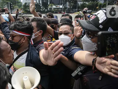 Massa Aliansi BEM SI saling dorong dengan polisi saat menggelar aksi peringatan evaluasi dua tahun Kabinet Indonesia Maju di kawasan Patung Kuda, Jakarta, Kamis (21/10/2021). Aksi ini bentuk penyampaian aspirasi dan kritik atas kinerja pemerintahan Jokowi-Ma'ruf Amin. (Liputan6.com/Faizal Fanani)