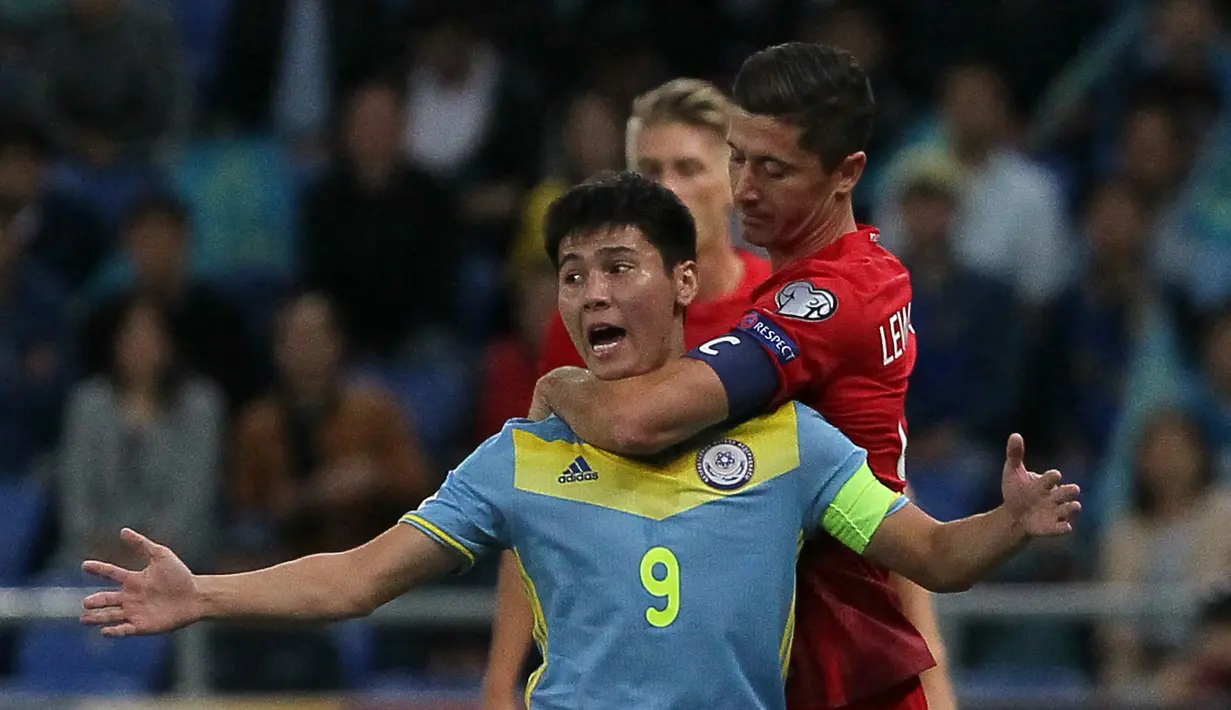 Pemain Polandia, Robert Lewandowski saat menghalangi protes pemain Kazakhstan, Bauyrzhan Islamkhan pada babak kualifikasi piala dunia 2018 di Astana (5/9/2016) dini hari WIB. (AFP/ Stanislav Filippov)