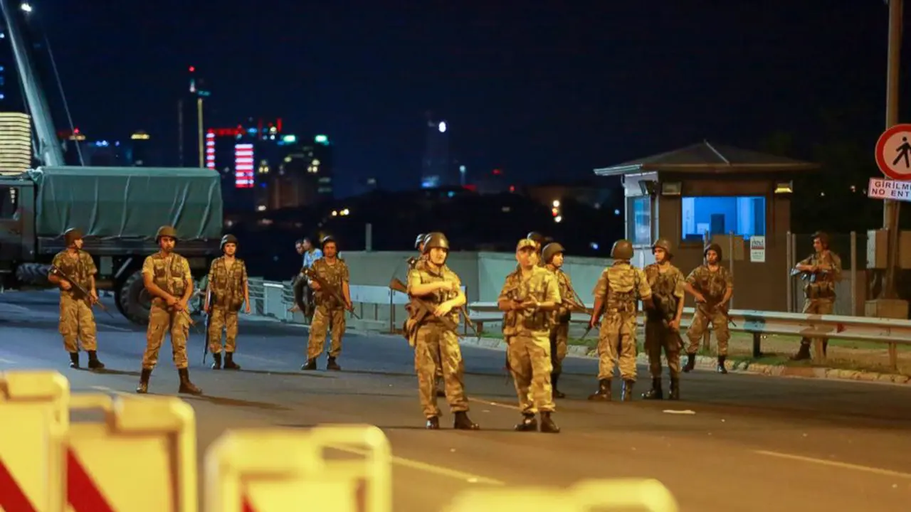 Jembatan Bosphorus telah ditutup oleh militer Turki yang melakukan kudeta terhadap Presiden Recep Tayyip Erdogan sementara korban berjatuhan dari pihak polisi yang mendukung pemerintah