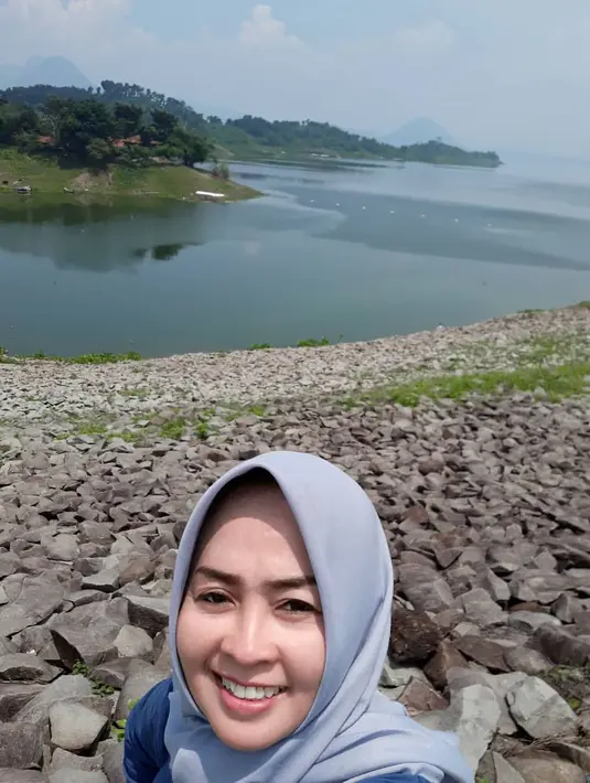 Berbeda jauh dengan perannya sebagai Munaroh, Maryati kerap tampil cantik dengan polesan make up natural. Tidak hanya di puji netizen cantik, bahkan Maryati disebut makin tua makin cantik. Bahkan, ada yang menyebutnya malah semakin glowing. [Instagram/maryati_tohir]