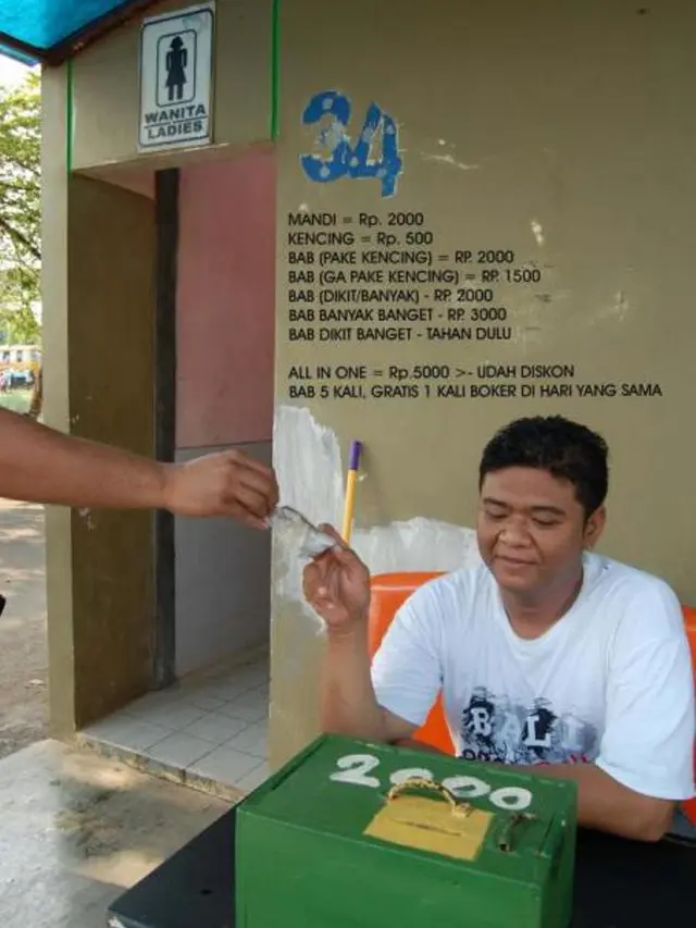 7 Pengumuman Tarif Toilet Ini Bikin Kamu Mikir Kalau Mau Buang Air