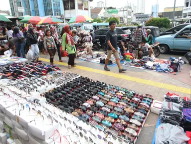 Sejumlah pedagang kaki lima berjualan diatas trotoar di Jalan Kebon Jati, Tanah abang, Sabtu (23/12). Banyaknya PKL yang berjualan di trotoar membuat sulit para pejalan kaki yang melintas. (Liputan6.com/Angga Yuniar)