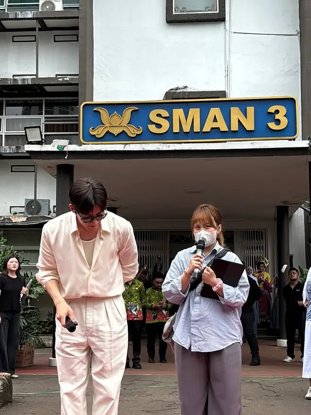 Vibe CEO Ji Chang Wook Saat Bagikan Beasiswa di SMA Jakarta, Penuh Karisma