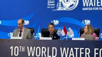 Sekretaris Eksekutif (ES) Komisi Ekonomi dan Sosial PBB untuk Asia dan Pasifik (UN ESCAP) Armida Alisjahbana (tengah) dalam konferensi pers World Water Forum ke-10 di BNDCC, Nusa Dua, Bali, Selasa (21/5/2024). (Liputan6/Benedikta Miranti)