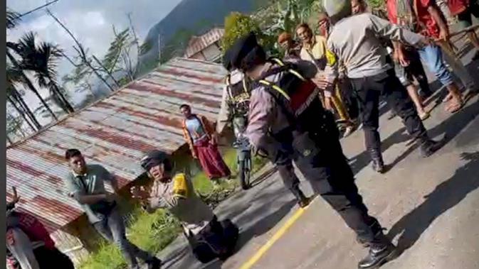 Video Viral Polisi NTT Berlutut di Tengah Dua Kelompok Massa yang Bentrok, ini Sosoknya