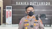 Kapolres Cirebon Kota AKBP M Fahri Siregar saat memberikan keterangan soal pengamanan libur Natal dan Tahun Baru di tengah pandemi Covid-19 yang belum selesai. (Liputan6.com/ Panji/ Prayitno)