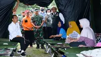 Presiden RI Joko Widodo (Jokowi) meninjau langsung lokasi terdampak gempa bumi di Kabupaten Cianjur, Jawa Barat, salah satunya mengunjungi tenda pengungsian di Taman Prawatasari pada Selasa, 22 November 2022. (Dok Biro Pers Sekretariat Presiden/Muchlis Jr)