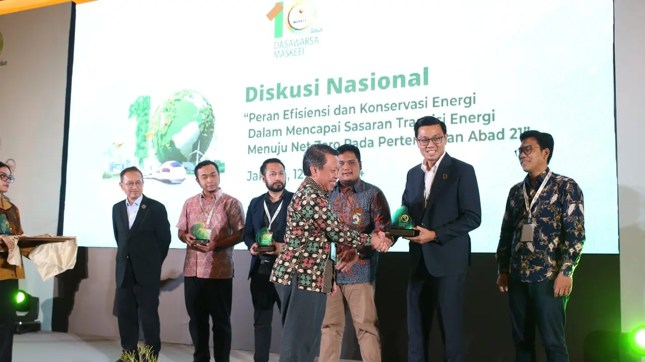 Ketua Masyarakat Konservasi dan Efisiensi Energi Nasional (MASKEEI) RM Soedjono Respati, memberikan Plakat penghargaan kepada Vice President Head of Motion ABB Indonesia Chen Kang Tan.