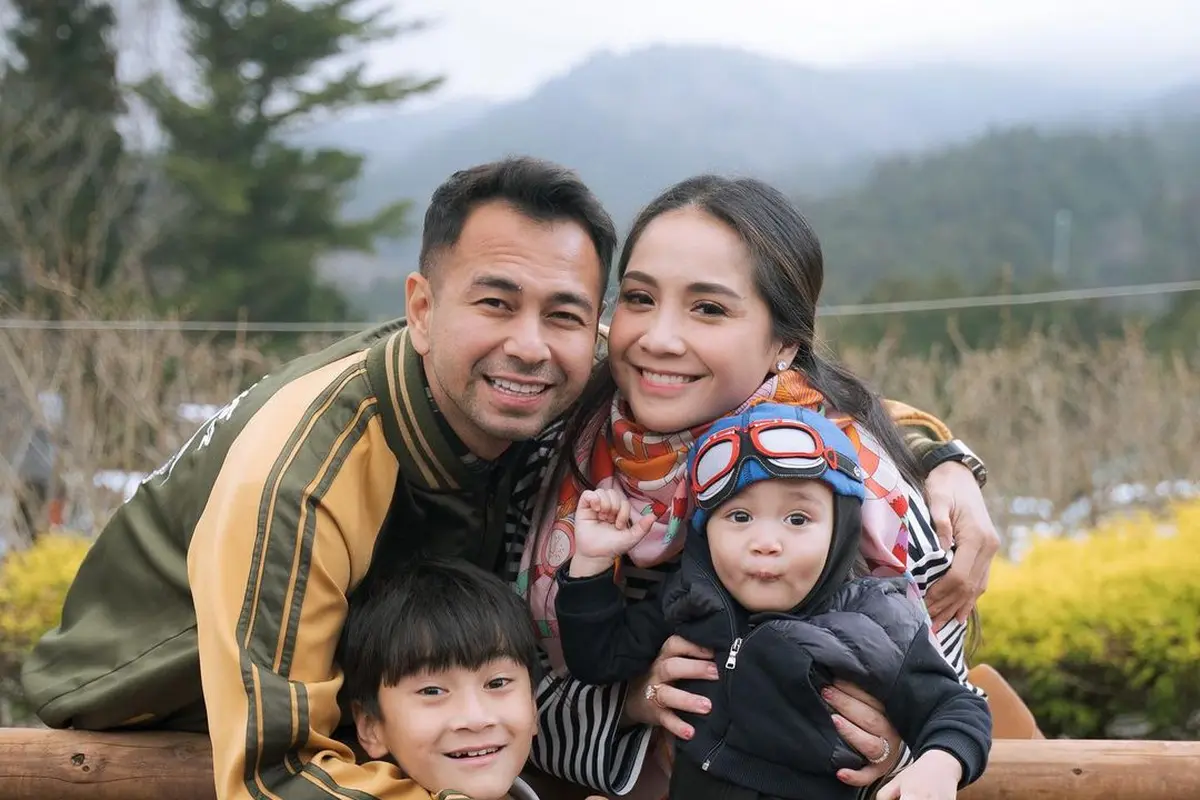 8 Potret Menggemaskan Rayyanza alias Cipung yang Tampil Stylish Saat Liburan ke Jepang