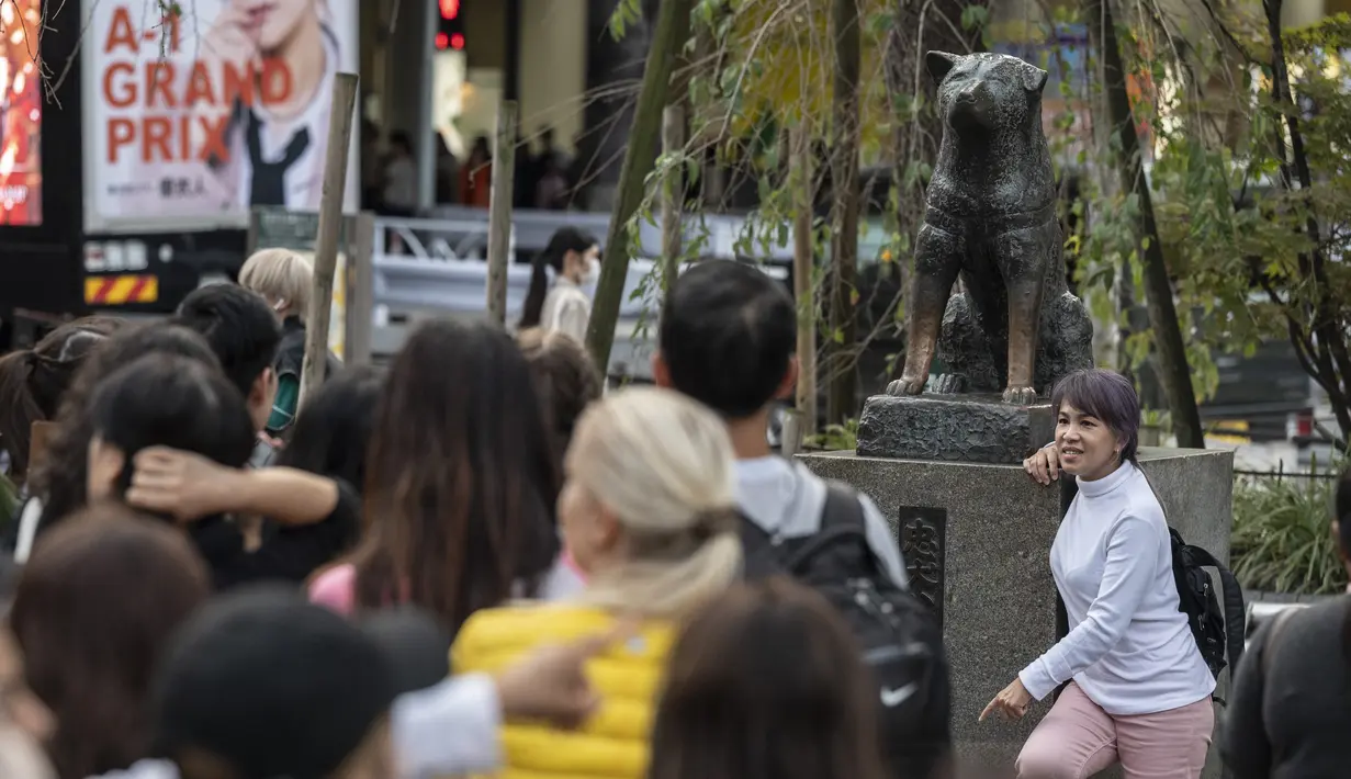 Saat ini, penduduk lokal dan orang asing mengantri untuk berfoto dengan patung anjing Akita Jepang, jenis anjing yang populer dan memiliki museumnya sendiri di Odate, tempat kelahiran Hachiko. (Richard A. Brooks / AFP)