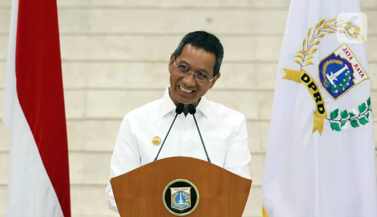 "Makan rendang keliru lengkuas. Cepat-cepat minum es teh manis. Kita beruntung punya ketua dewan Pak Pras. Bikin legislatif dan eksekutif makin harmonis," ucap Heru. (Liputan6.com/Herman Zakharia)