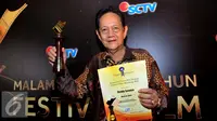 Deddy Sutomo mendapat penghargaan sebagai Pemeran Utama Pria Terpuji FFB 2015 dalam film berjudul Mencari Hilal, Bandung, Sabtu (13/9/2015). (Liputan6.com/Faisal R Syam)