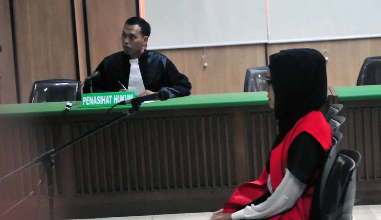 Assyifa Ramadhani duduk di bangku persidangan, Jakarta, Selasa (28/10/2014).. Sidang ke-11 ini ditunda hingga pekan depan karena berkas jaksa penuntut umum (JPU) belum siap. (Liputan6.com/Johan Tallo)
