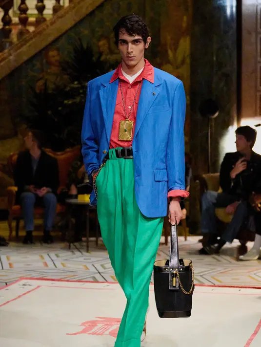 Di koleksi kali ini, Versace dan Onitsuka Tiger pamerkan delapan busana dan siluet sepatu Tai-Chi [Onitsuka Tiger]