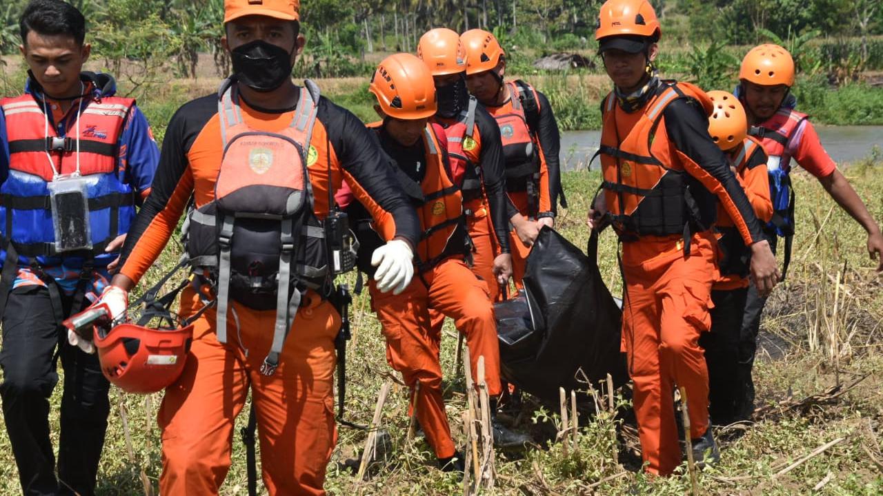 Proses evakuasi Jenazah oleh Basarnas Gorontalo