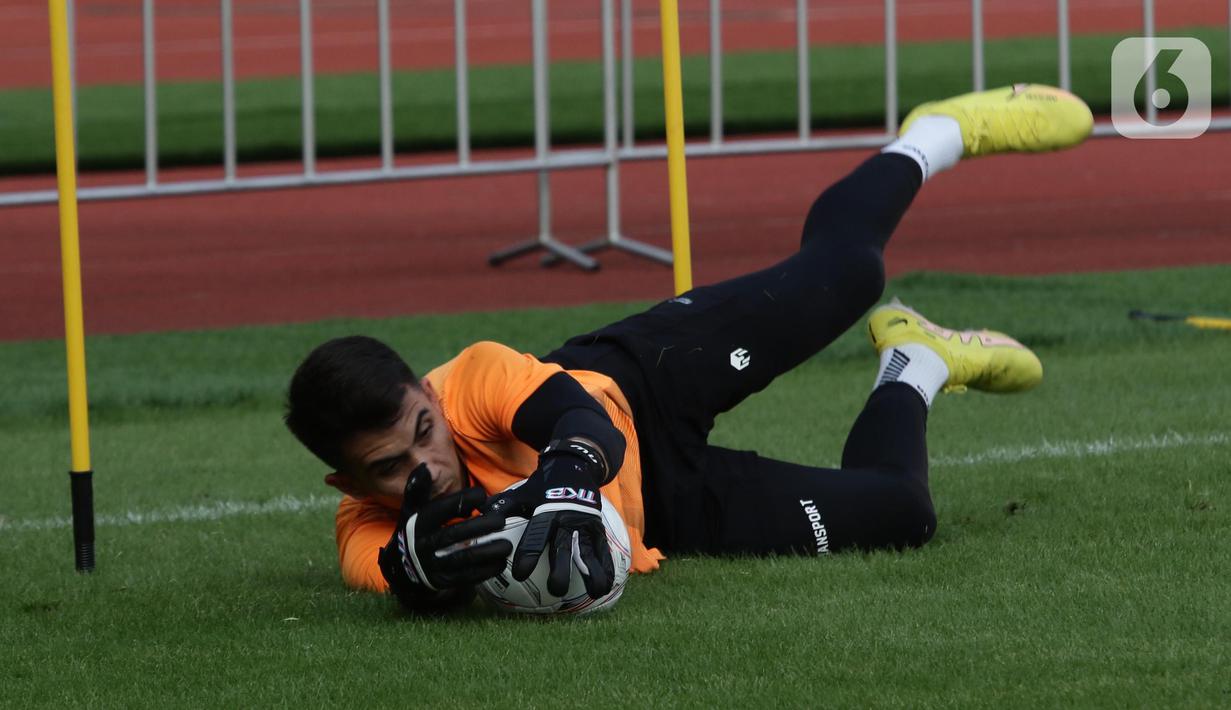 Penjaga gawang timnas Indonesia, Nadeo Argawinata saat latihan jelang laga perdana Piala AFF 2022 di Stadion Utama Gelora Bung Karno, Jakarta, Selasa (20/12/2022). Timnas Indonesia akan berjuang pada turnamen Piala AFF 2022. Timnas Indonesia tergabung di grup A bersama Kamboja, Brunei Darussalam, Filipina, dan Thailand. (Liputan6.com/Helmi Fithriansyah)