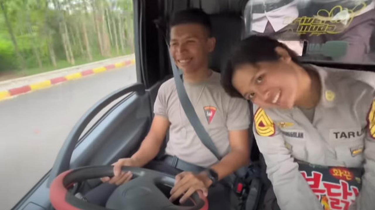Beberapa kali, aksi dari para taruni tersebut lantas membuat si Brimob nampak tersipu hingga tersenyum.